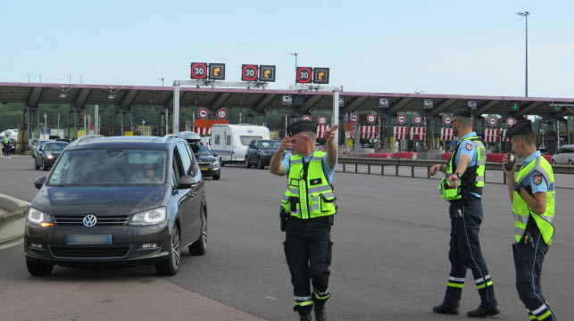 À bord d’une Volkswagen immatriculée en Tchéquie, deux Ukrainiens et un chauffeur de taxi géorgien ont été arrêtés mardi par les douaniers. Photo Jérôme Bourguignon